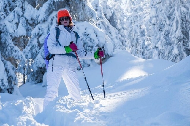 jeune femme faisant de ski