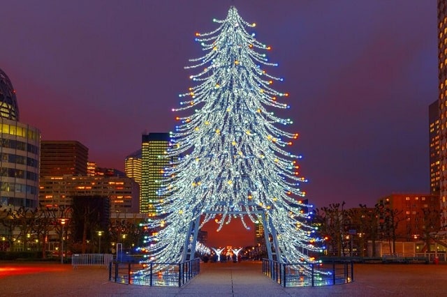 Arbre de noël parmi les gratte-ciel de paris france