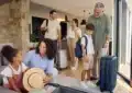 Famille voyageant sereinement avec valises et planification