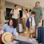 Famille voyageant sereinement avec valises et planification
