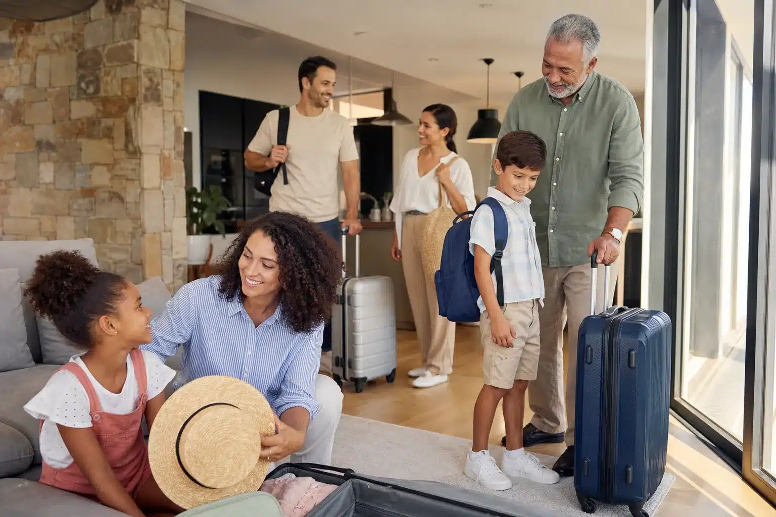Famille voyageant sereinement avec valises et planification