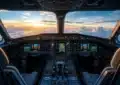Tarifs de vols d’avion fluctuant avec graphique et avions en arrière-plan