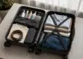 Valise ouverte avec vêtements et accessoires pour différents séjours
