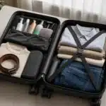 Valise ouverte avec vêtements et accessoires pour différents séjours