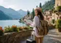 Voyage en solo serein avec sac à dos et carte de voyage