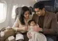 Famille avec bébé préparant un voyage en avion en cabine